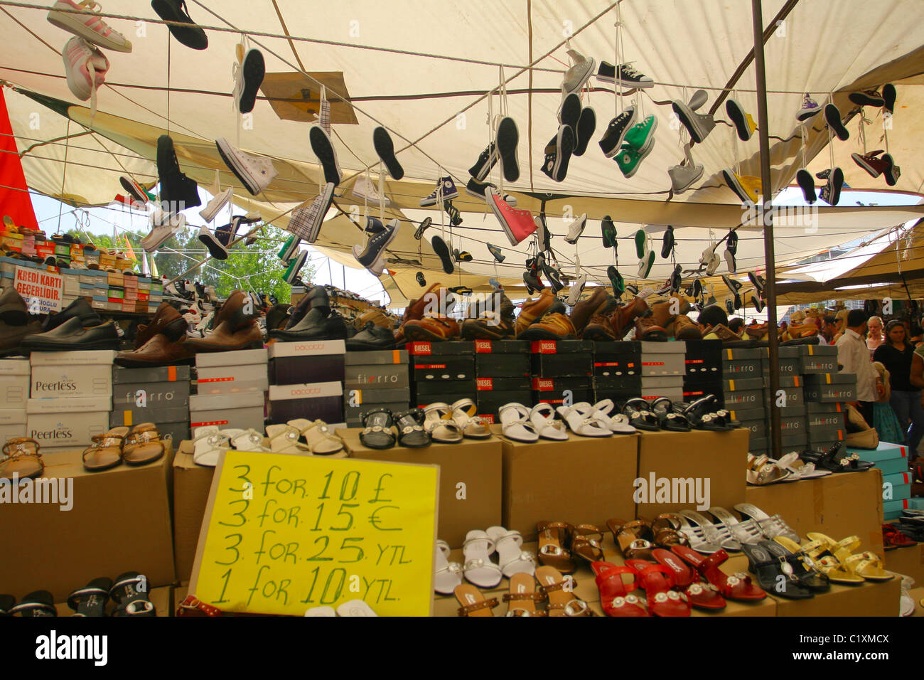 Preisliste für Schuhe auf dem lokalen Markt in Fethiye. Mugla, Türkei Stockfoto