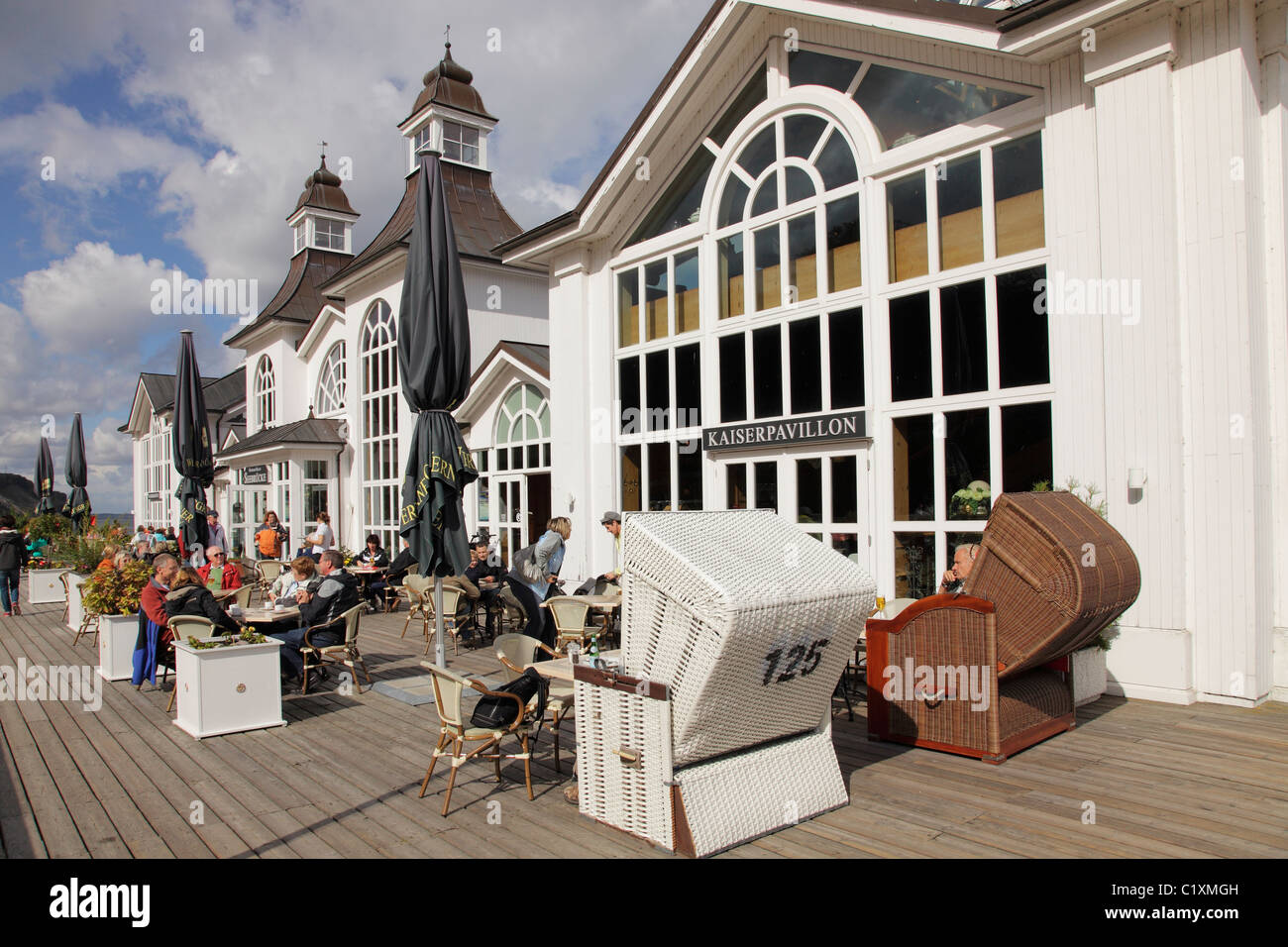 Seebrücke mit Restaurant "Kaiserpavillion" im Urlaub Ostseebad Sellin, Deutschland; Seebrücke (Kaiserpavillion) in Sellin Stockfoto