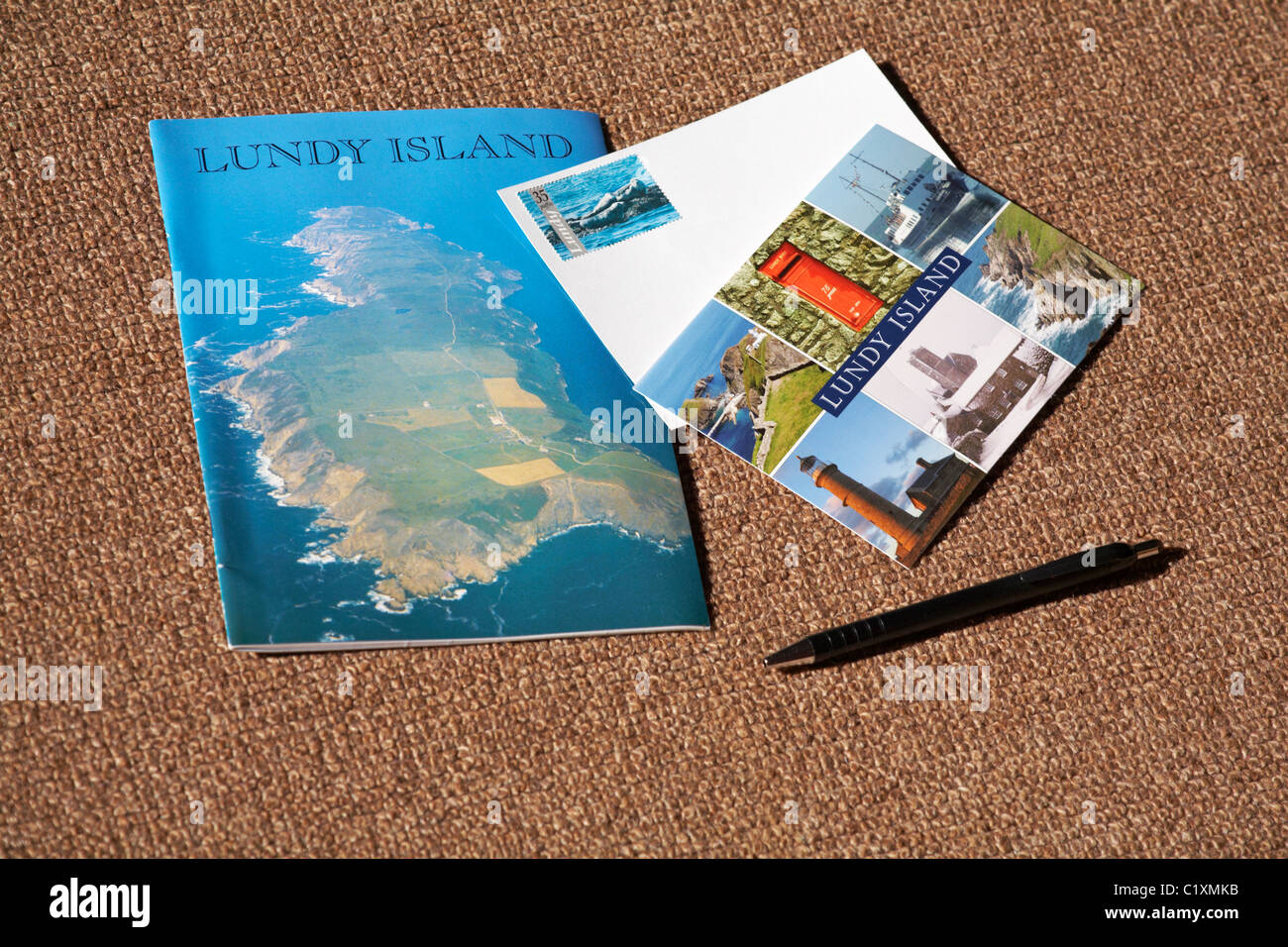 Lundy Island Postkarten zu schreiben und Souvenirbuch auf Lundy im März Stockfoto