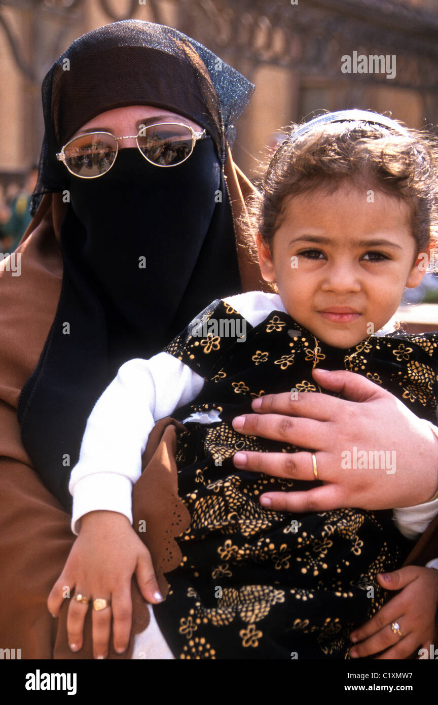 Verschleierte Frau mit Tochter, Kairo, Ägypten Stockfoto