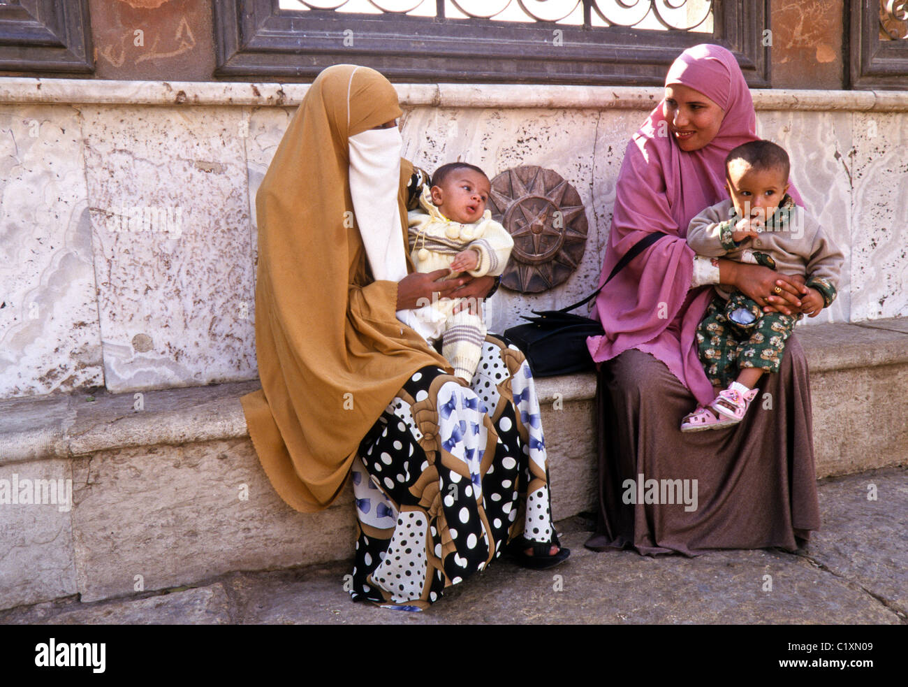 Verschleierte Frauen mit Kindern, Kairo, Ägypten Stockfoto