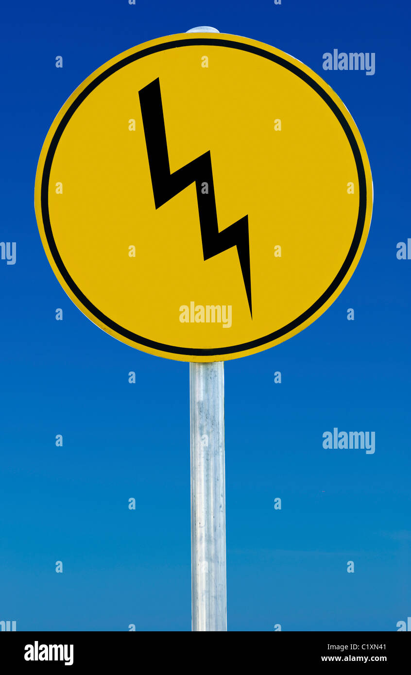 Ein Blitzsymbol isoliert auf einem abgestuften blauen Himmel. Stockfoto