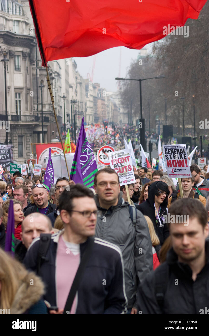 2011 Protest gegen die Kürzungen in London, auch bekannt als der Marsch für die Alternative, gehen Demonstranten mit Plakaten und Spruchbändern in Richtung Westminster Stockfoto