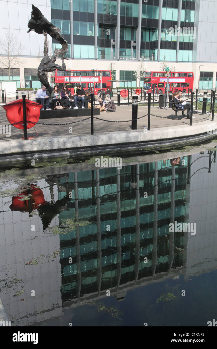 VEREINIGTES KÖNIGREICH. MITTAGSPAUSE IM NEUEN PARK VON RATHAUS IN TOWER HAMLETS, LONDON Stockfoto