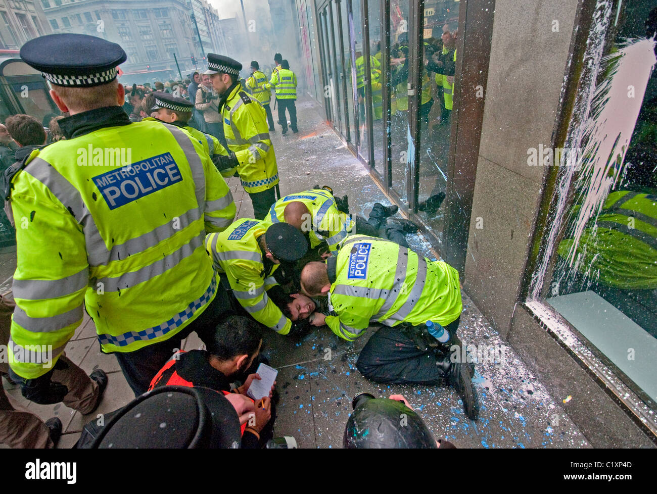 Festnahme auf Anti-Cuts März für die Alternative organisiert von TUC Gewerkschaften London 2011 dreht sich gewalttätig Stockfoto