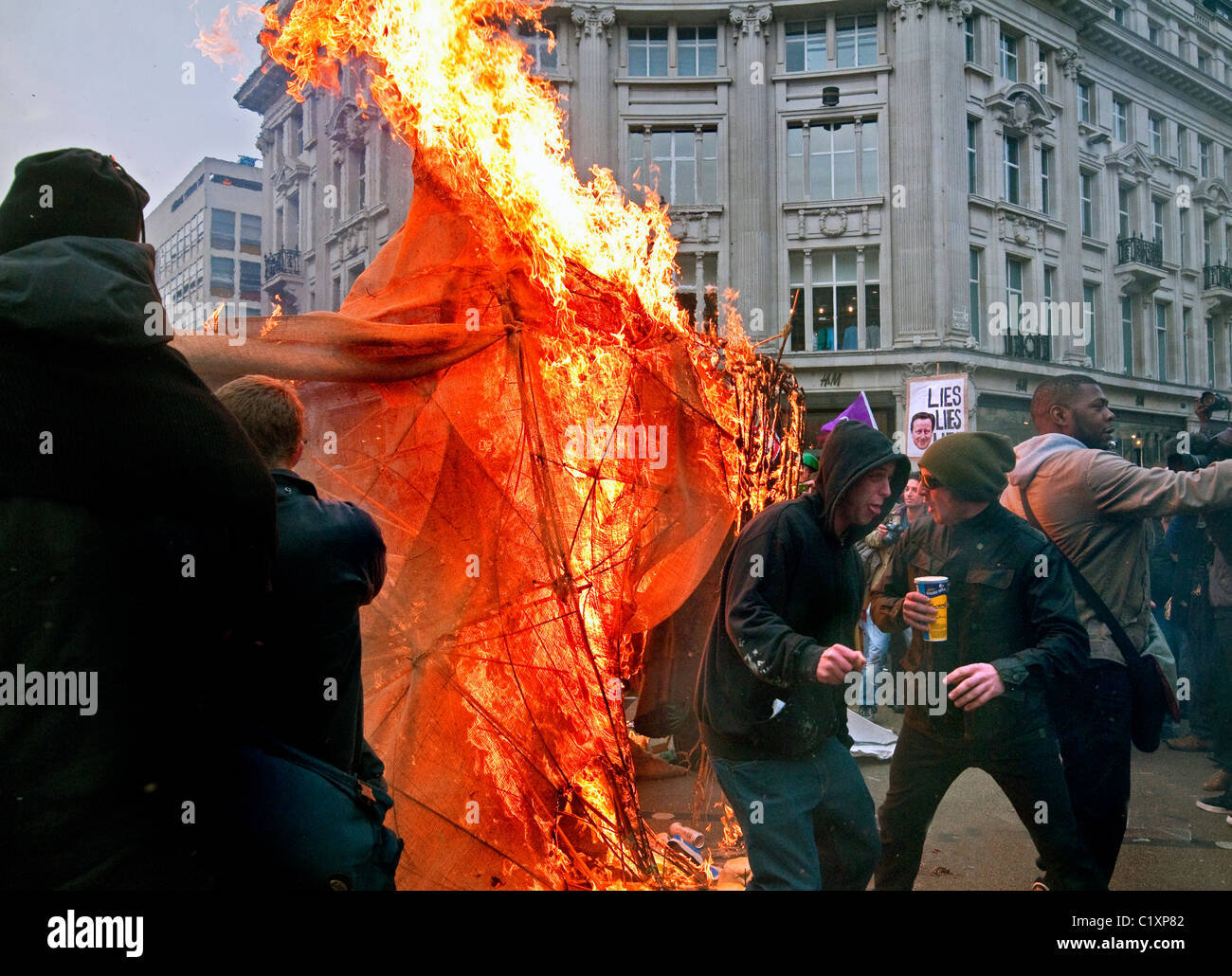 Anti-Kürzungen März für die Alternative organisiert von TUC Gewerkschaften London 2011 dreht sich gewalttätig Stockfoto