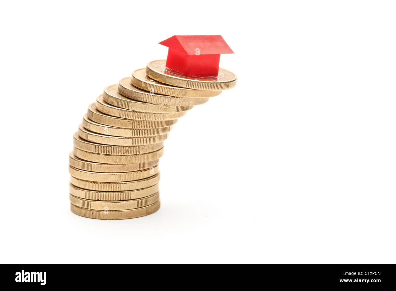 Kleines Modellhaus gestapelt ein Stapel der Münzen Stockfoto