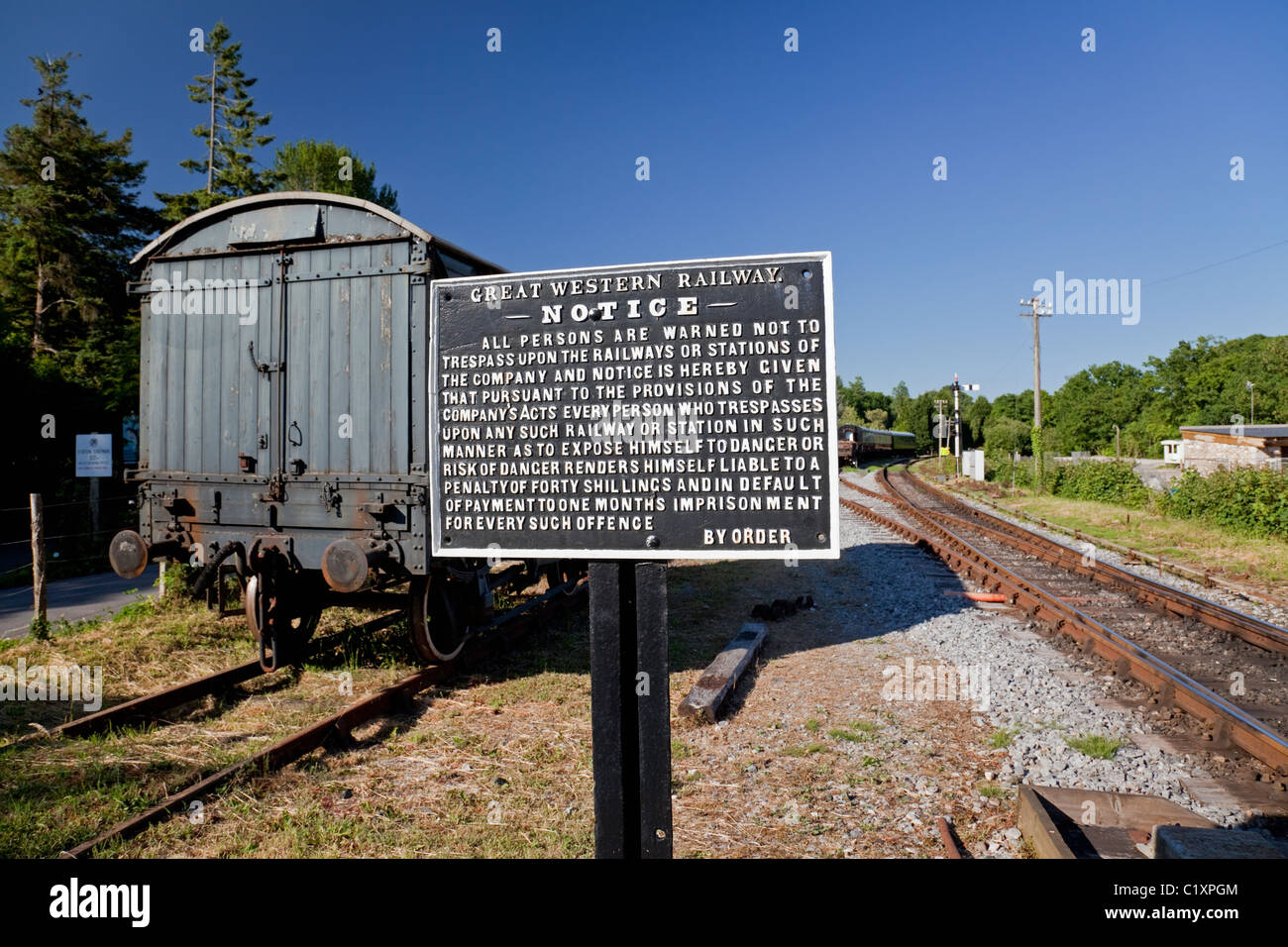 Hausfriedensschild und GWR Mogo Box Van, Staverton Station auf der South Devon Steam Railway, Devon, England, GB Stockfoto