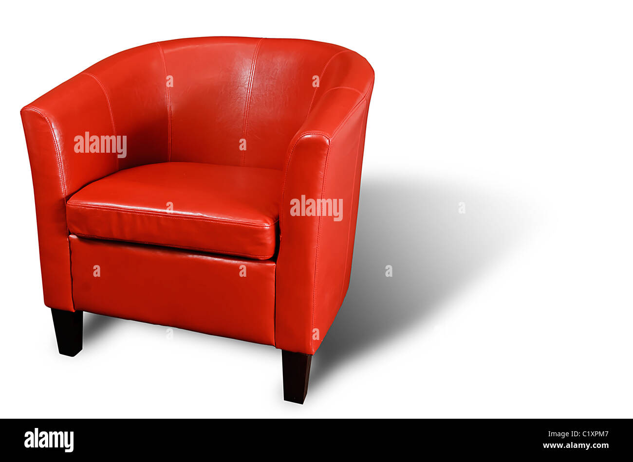 Leuchtend rot Leder Sessel isoliert auf weiss mit einem Schlagschatten. Stockfoto