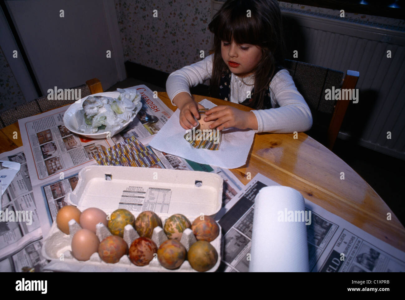 Ostern - 5 Jahre altes Mädchen wickeln Transfer um ei Stockfoto