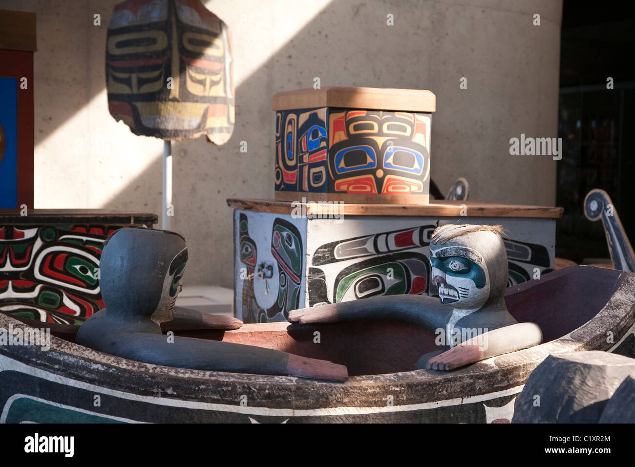Objekte auf dem Display in der großen Halle - Museum für Anthropologie an der University of British Columbia - Vancouver BC, Kanada Stockfoto