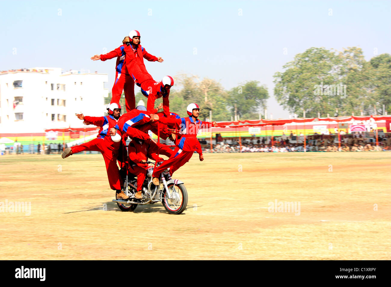 Indische Armee Fahrer zeigen Akrobaten auf Motorrad Stockfoto