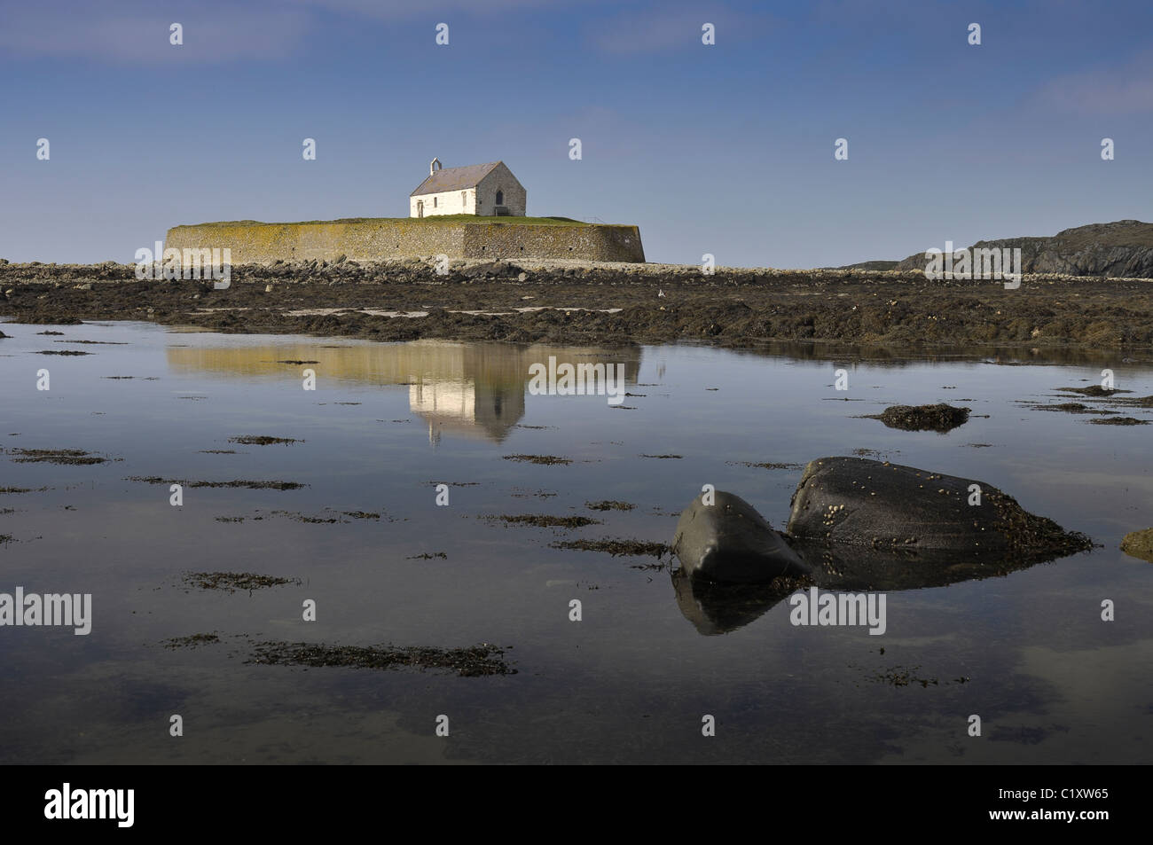 St Cwyfans Kirche aus dem 13. Jahrhundert in der Nähe von aberffraw auf Anglesey Wales Küste Stockfoto