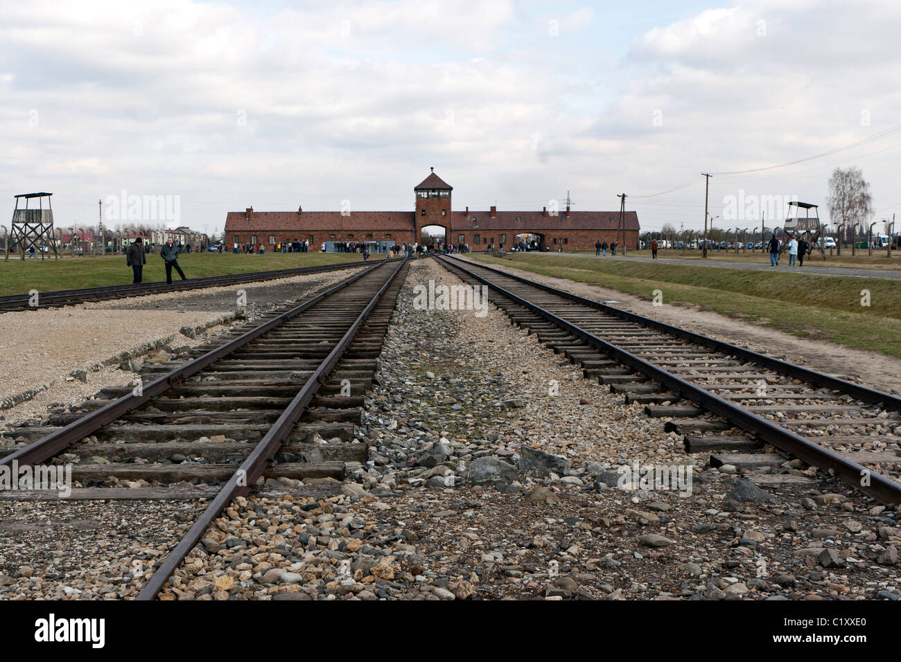 Eisenbahnlinien und Eingang zu Auschwitz II-Birkenau, Polen. Stockfoto