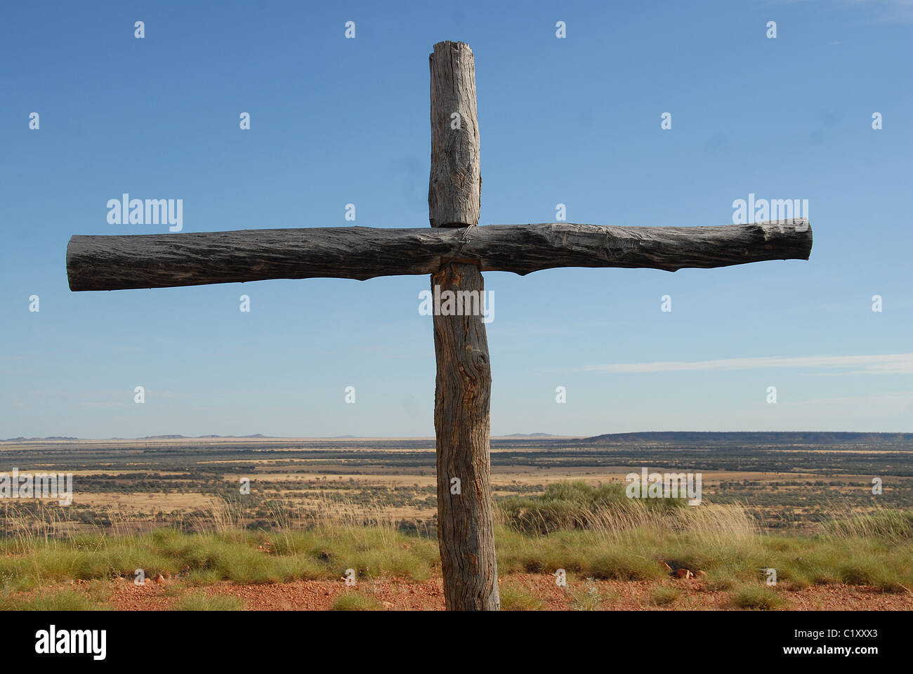 Kreuz mit Blick auf Carisbooke Station im Outback von Queensland, errichtet von den Eltern der Besitzer Charles Phillott Stockfoto