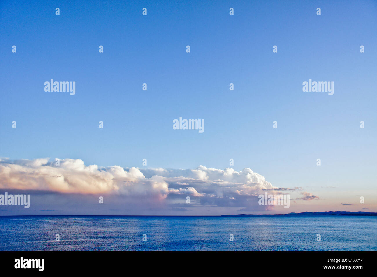 Eine Seenlandschaft mit einem niedrigen Horizont und das Sammeln von Wolken Stockfoto