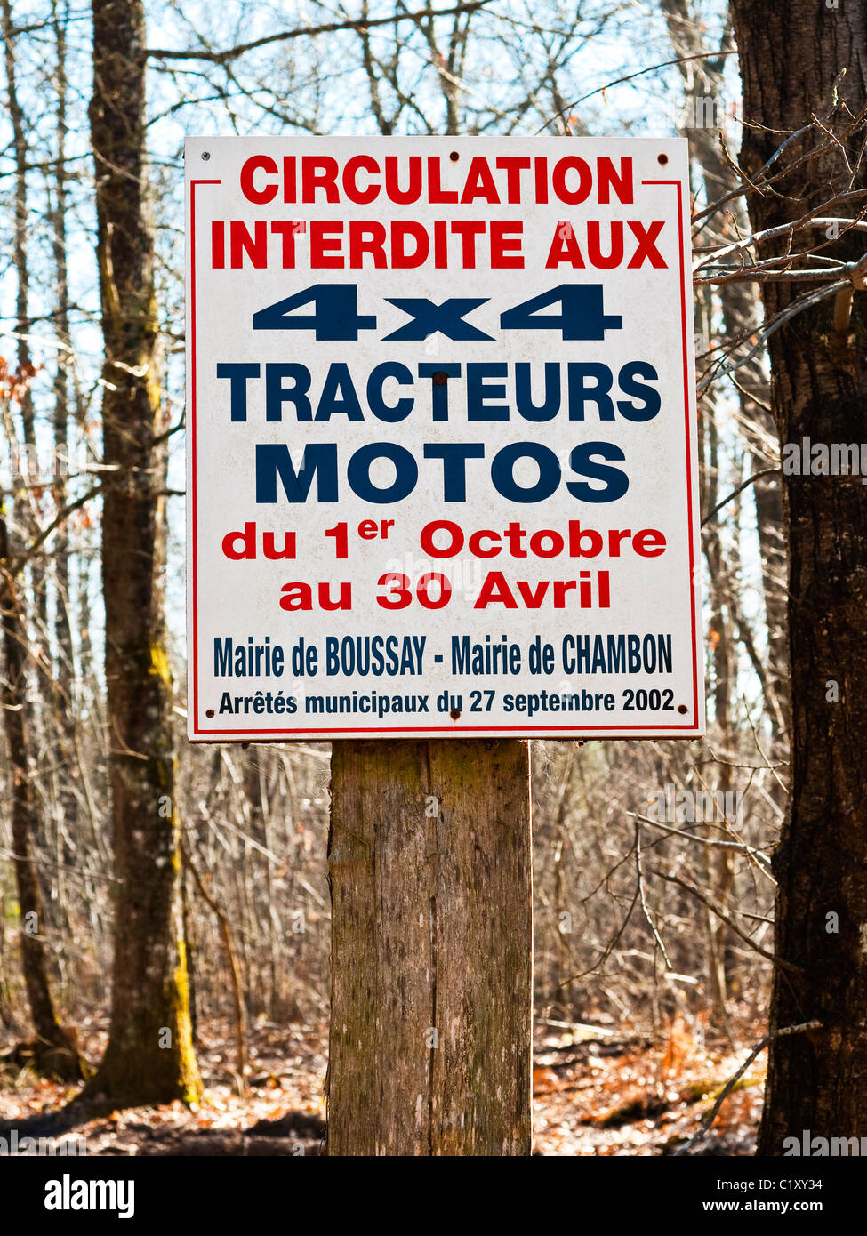 "Zirkulation Interdite Aux 4 x 4 Tracteurs Motos / Nr. 4 x 4 Fahrzeuge im Waldgebiet zwischen bestimmten Termine beachten - Frankreich. Stockfoto