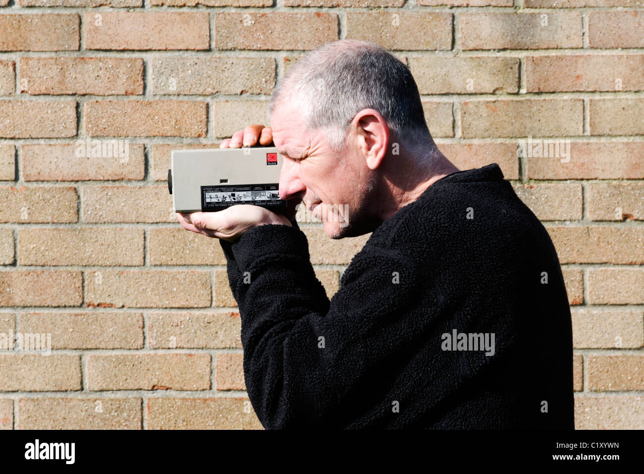 reifer Mann mit einem alten Kodak super 8 Cine Kamera Stockfoto