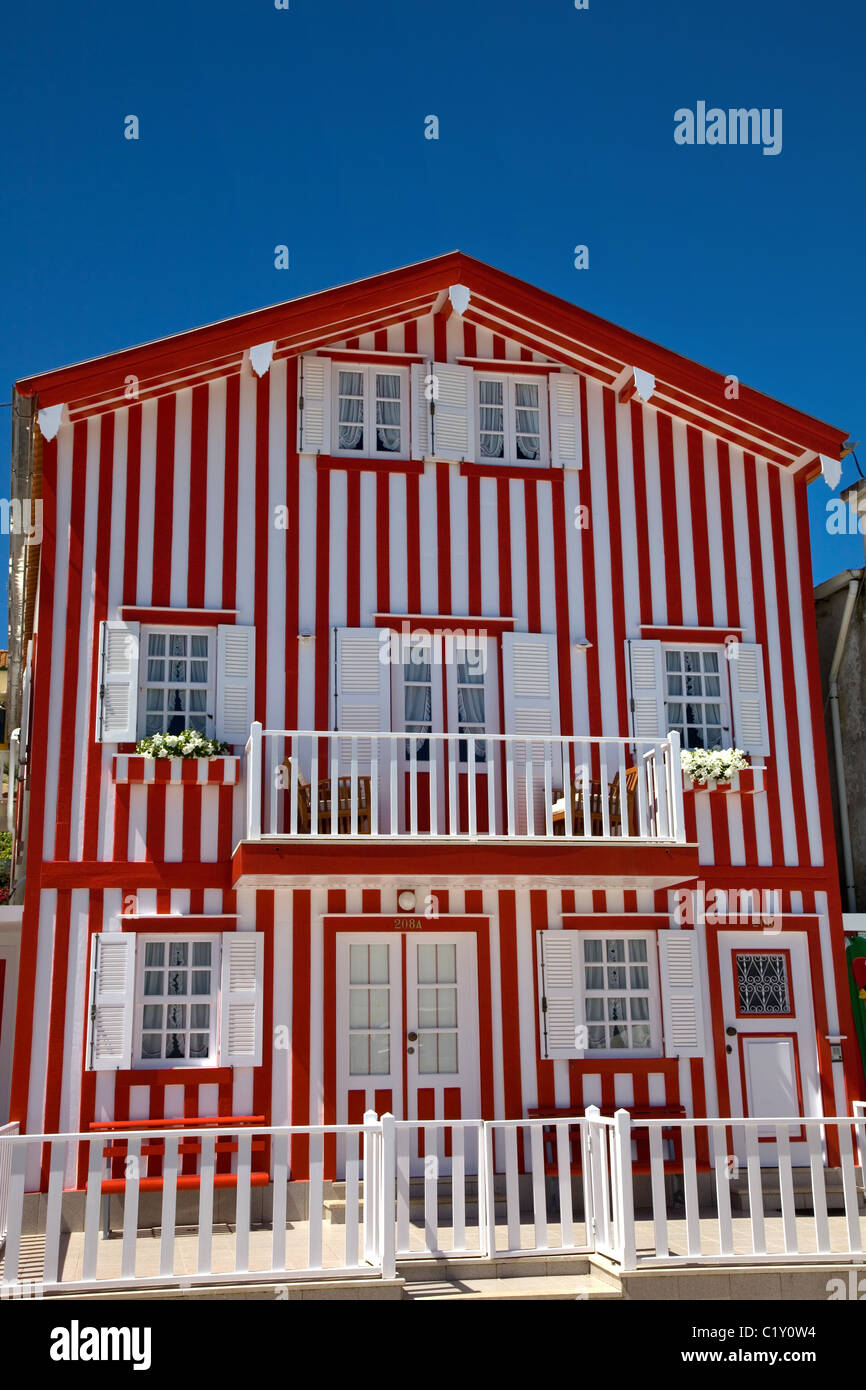 Typische Häuser der Costa Nova, Ilhavo, Portugal. Stockfoto