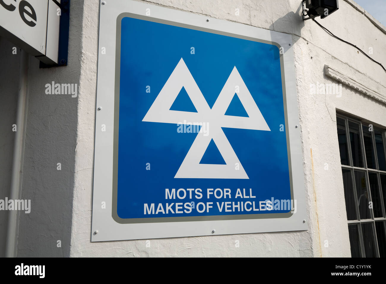 MOT / MOTs Zeichen / Logo in einer Garage, die auch ein Ministerium für Verkehr-Auto und Fahrzeug testen und Tankstelle. Stockfoto