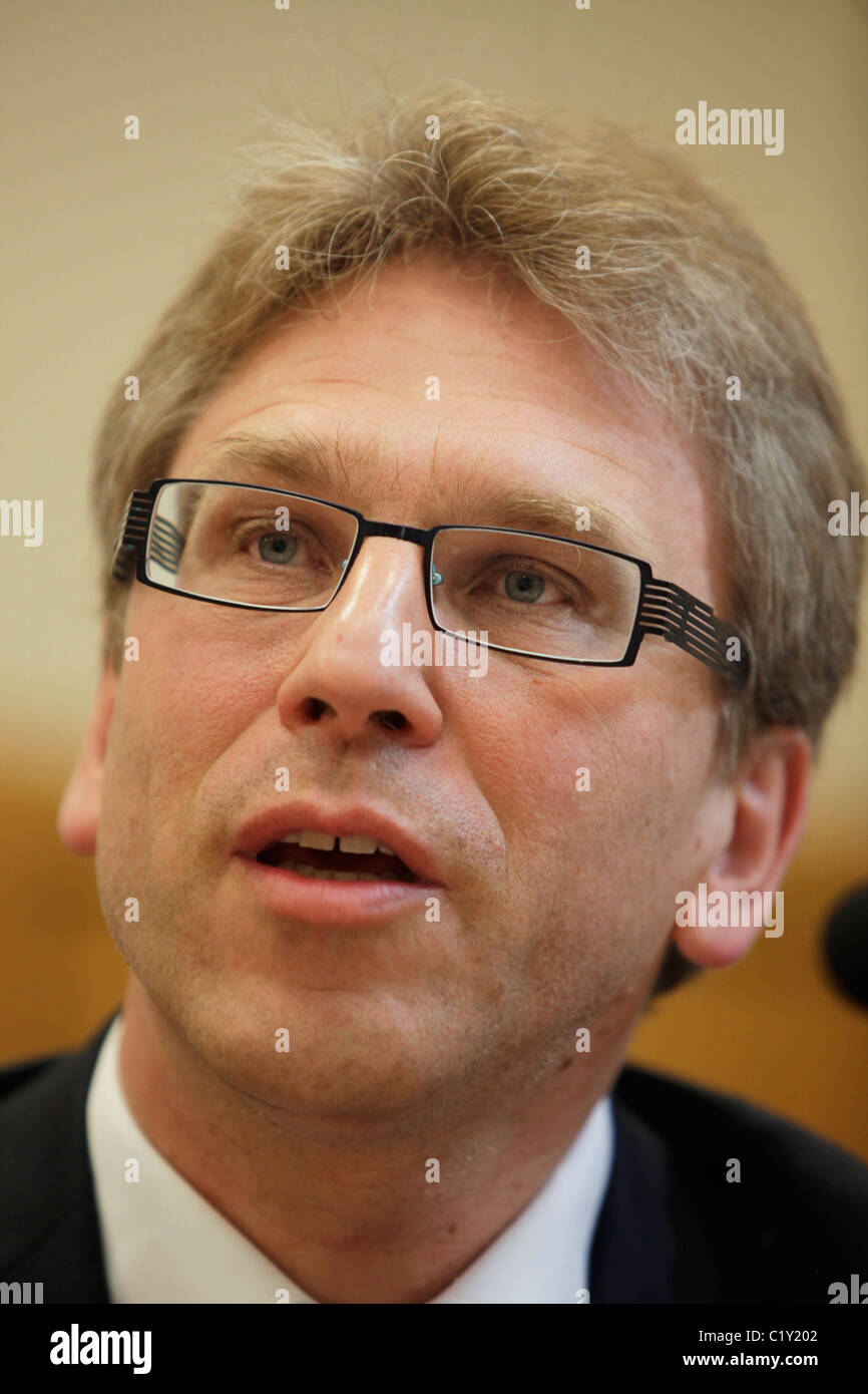 Rev Dr. Olav Fykse Tveit, Generalsekretär des ÖRK, sprechen im Rahmen einer Pressekonferenz auf der Konferenz von Edinburgh 2010 Stockfoto