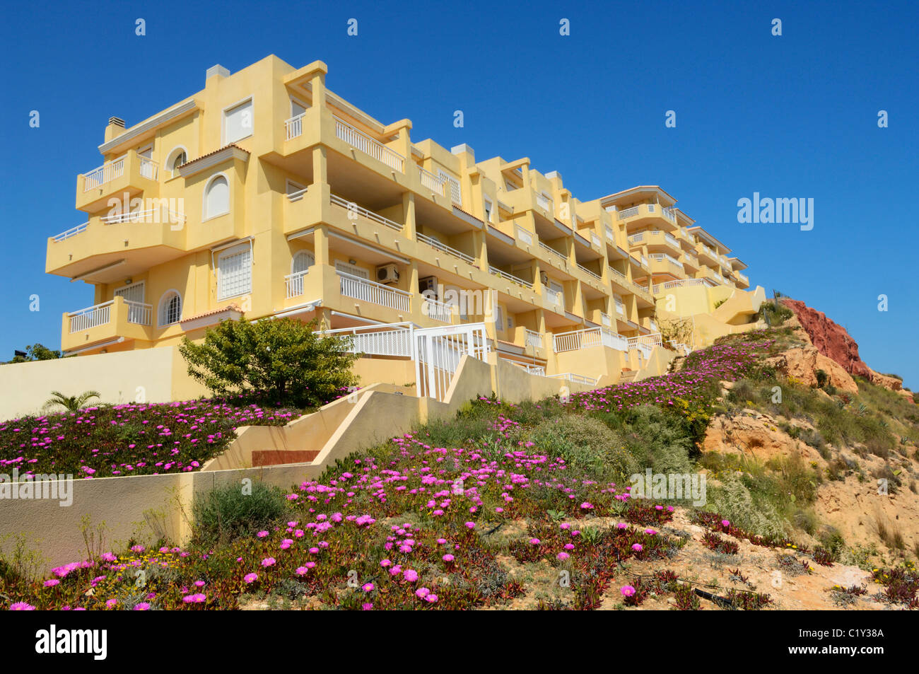 Apartments mit Blick auf Campoamor Strand in Dehesa de Campoamor, Provinz Alicante, Spanien. Stockfoto