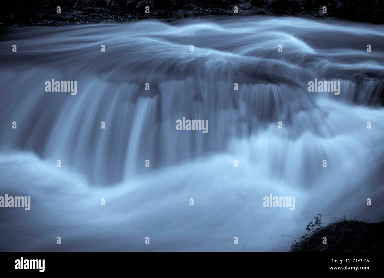 einem schnell fließenden Fluss in Wales in der Nähe von ystadfellte.blue getönten image.copy space.landscape format Stockfoto