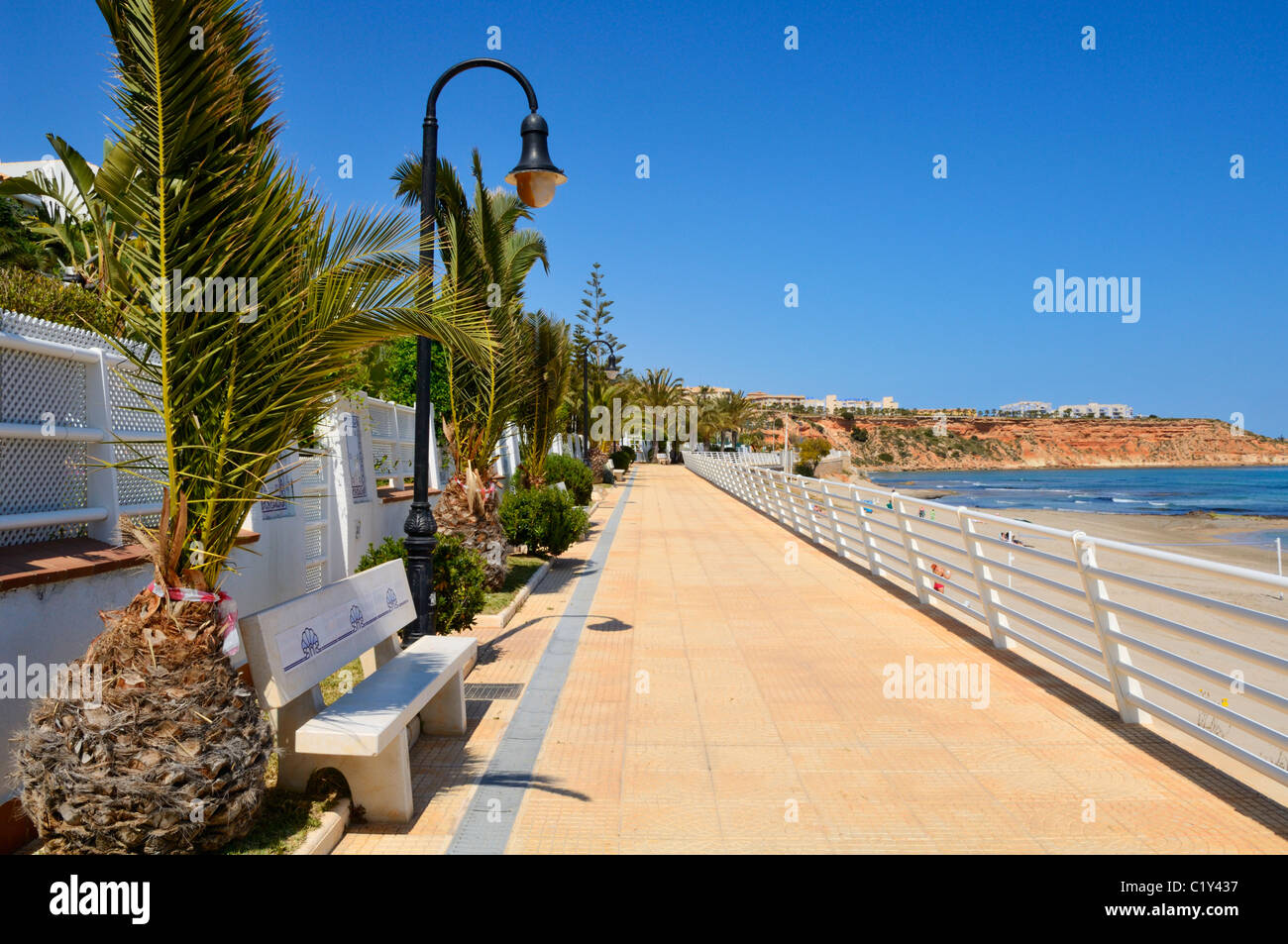 Die Promenade am Strand Aguamarina in Dehesa de Campoamor, Orihuela, Provinz Alicante, Spanien. Stockfoto