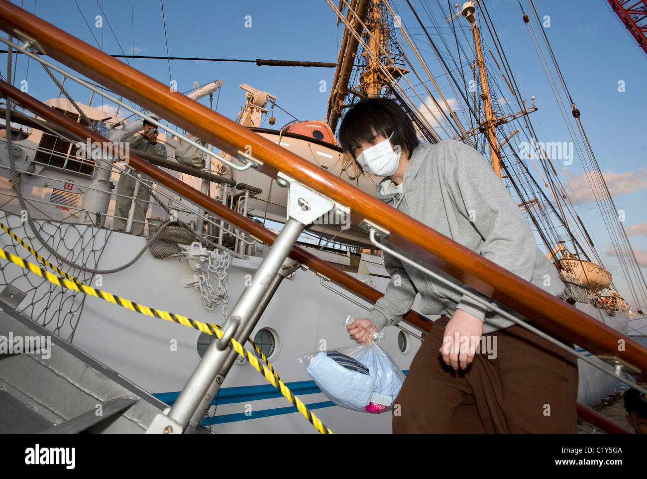 Ein Mitglied der so genannten Fukushima 50 einsteigen in die Kaiwomaru Stockfoto