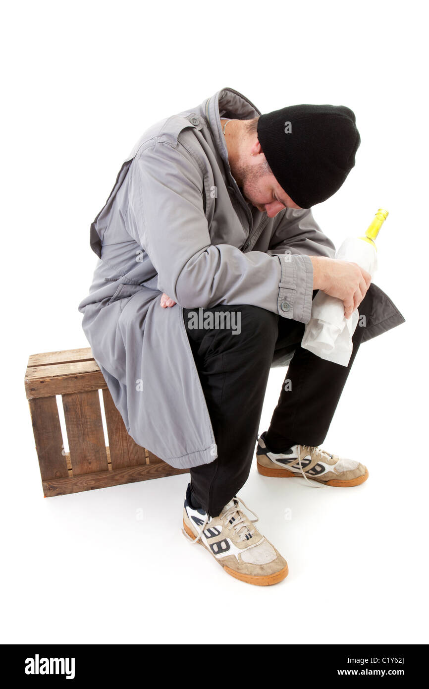 männliche Obdachlose Tramp mit Flasche auf weißem Hintergrund Stockfoto