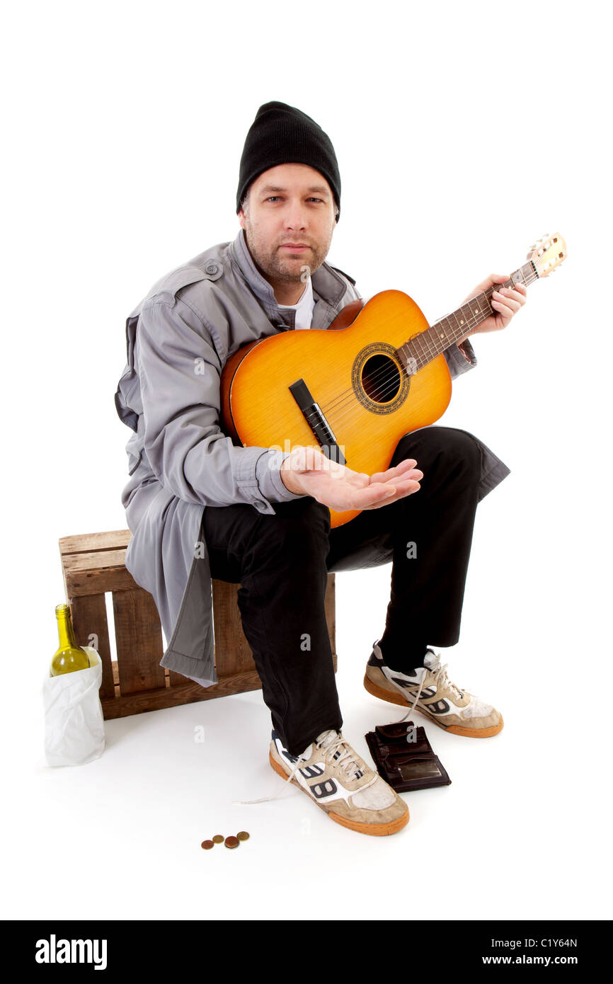 männliche Obdachlose Tramp mit Gitarre auf weißem Hintergrund Stockfoto