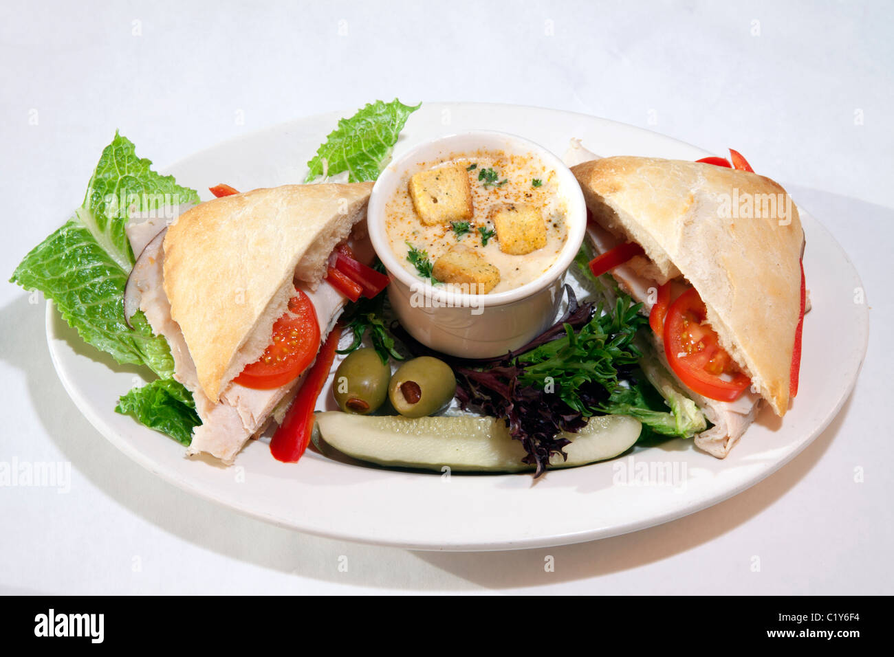 Teller mit Suppensandwich mit Gurke, Oliven, Kräutern und Tomate USA, von James D Coppinger/Dembinsky Photo Assoc Stockfoto