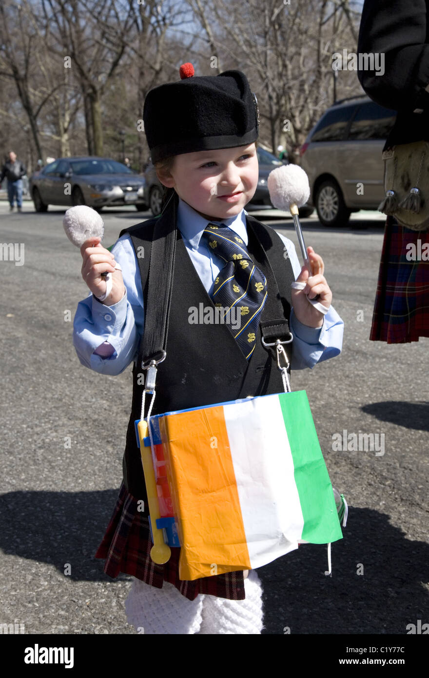 Junge Schlagzeuger: irische Parade 2011 in Park Slope, Brooklyn, NY Stockfoto