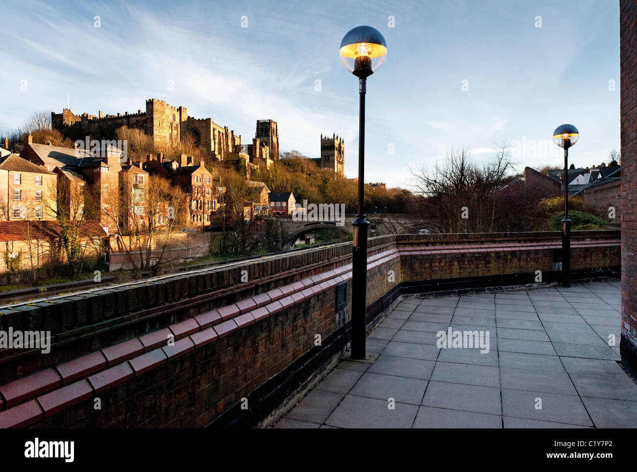 Ein Gehweg am Framwellgate in Durham Stockfoto