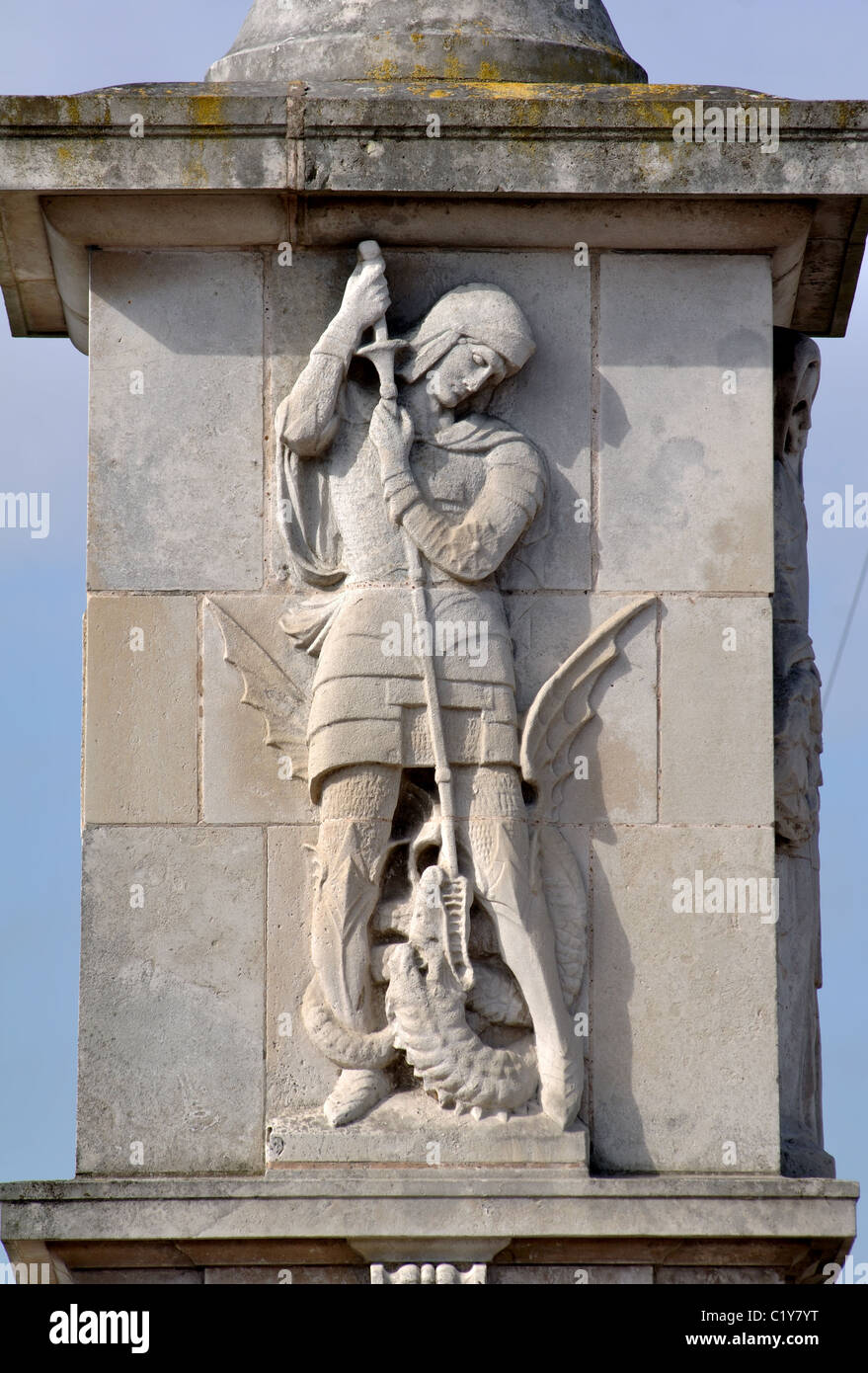 St. George und der Drache-Detail am Kriegerdenkmal, Earl Shilton, Leicestershire, England, UK Stockfoto