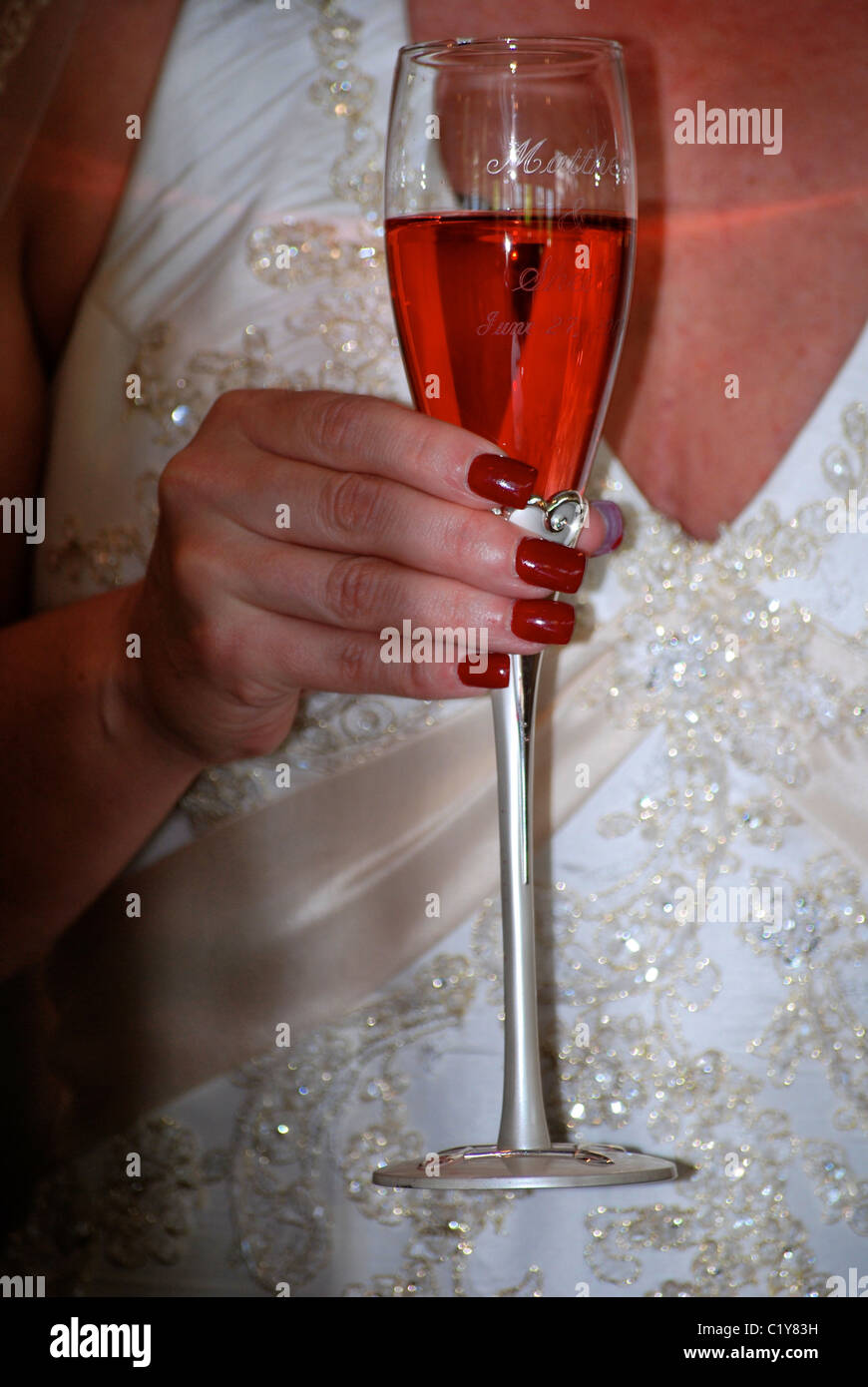 Braut hält Glas Wein Stockfoto