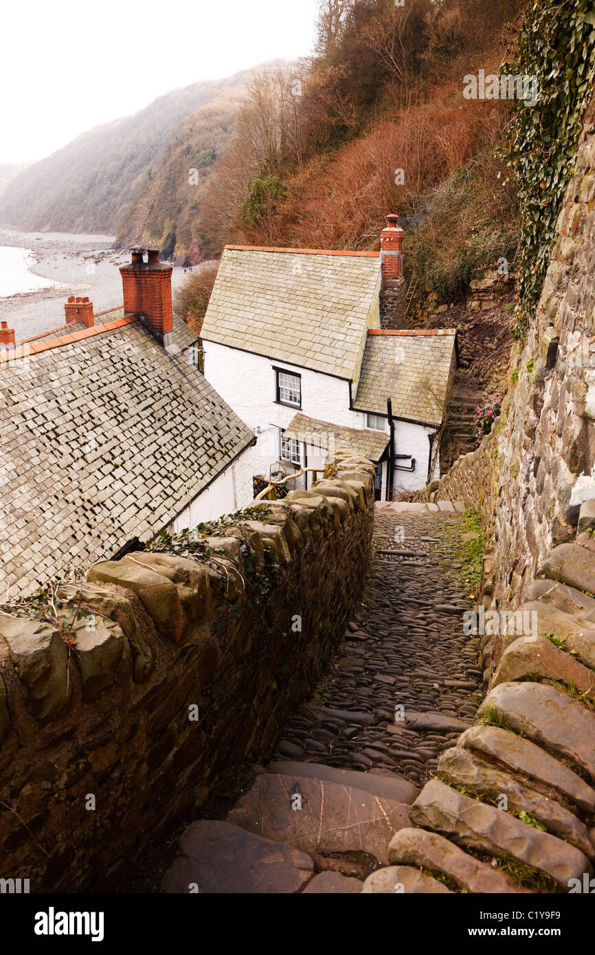 Steilen, gewundenen Weg durch das Meer Dorf von Clovelly, Devon, hinunter zum Hafen. Stockfoto