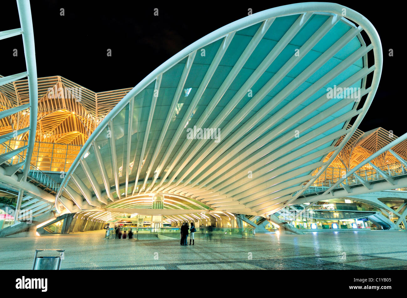 Portugal, Lissabon: Nächtlich beleuchteten Bahn und u-Bahnstation Garé do Oriente Stockfoto