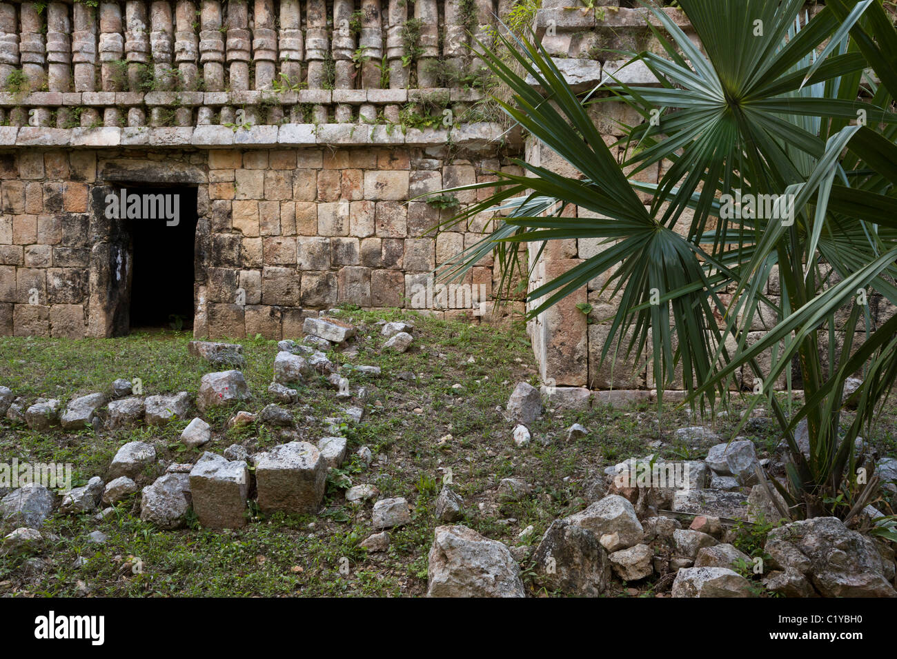 Hintere Tür in El Palacio oder The Palace an der späten klassischen Maya Ruinen von Sayil entlang der Puuc-Route in Yucatan, Mexiko. Stockfoto
