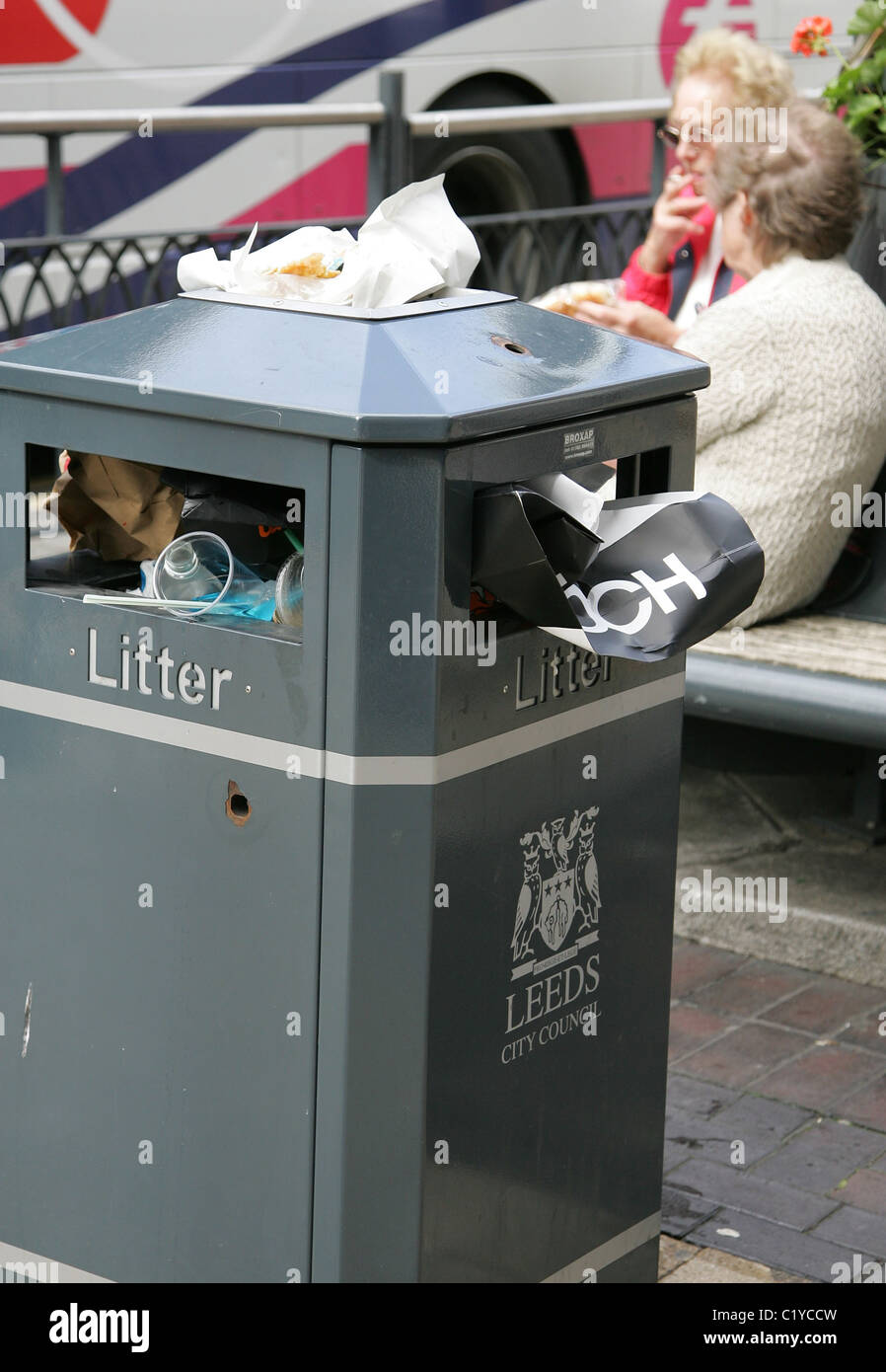 Abfall-Sammeldienst in Leeds wurden schwer getroffen, da bin Arbeiter und Angestellten Reinigung einen Streik, über die vorgeschlagenen Rat Entlohnung begann Stockfoto