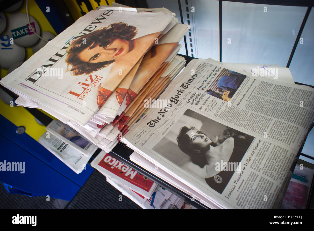 Schlagzeilen von New York Zeitungen Donnerstag, 24. März 2011 Bericht über den Tod von Hollywood-star Elizabeth Taylor Stockfoto