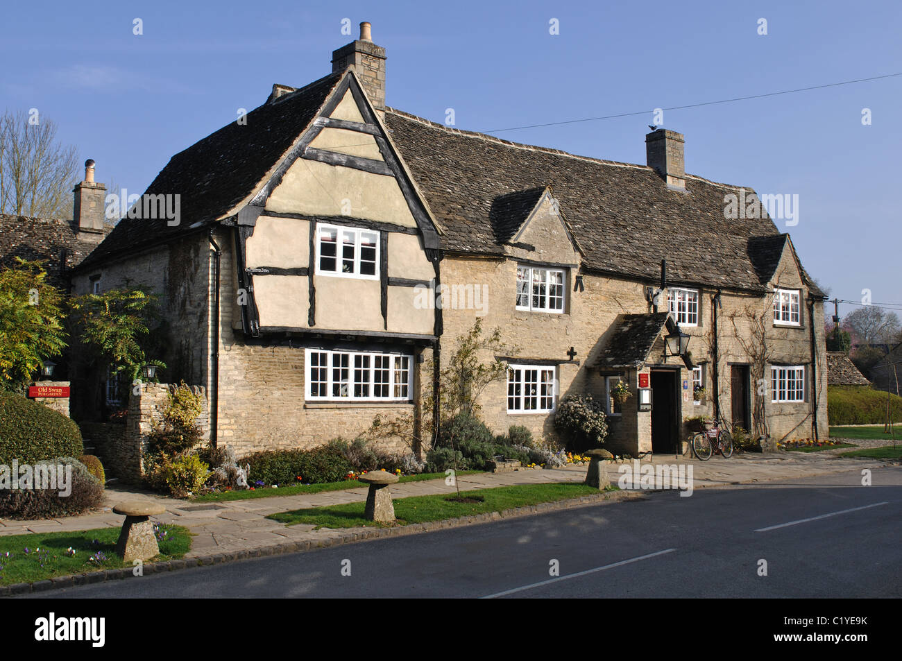 Das Old Swan und Münster Mühle Hotel, Minster Lovell, Oxfordshire, England, UK Stockfoto