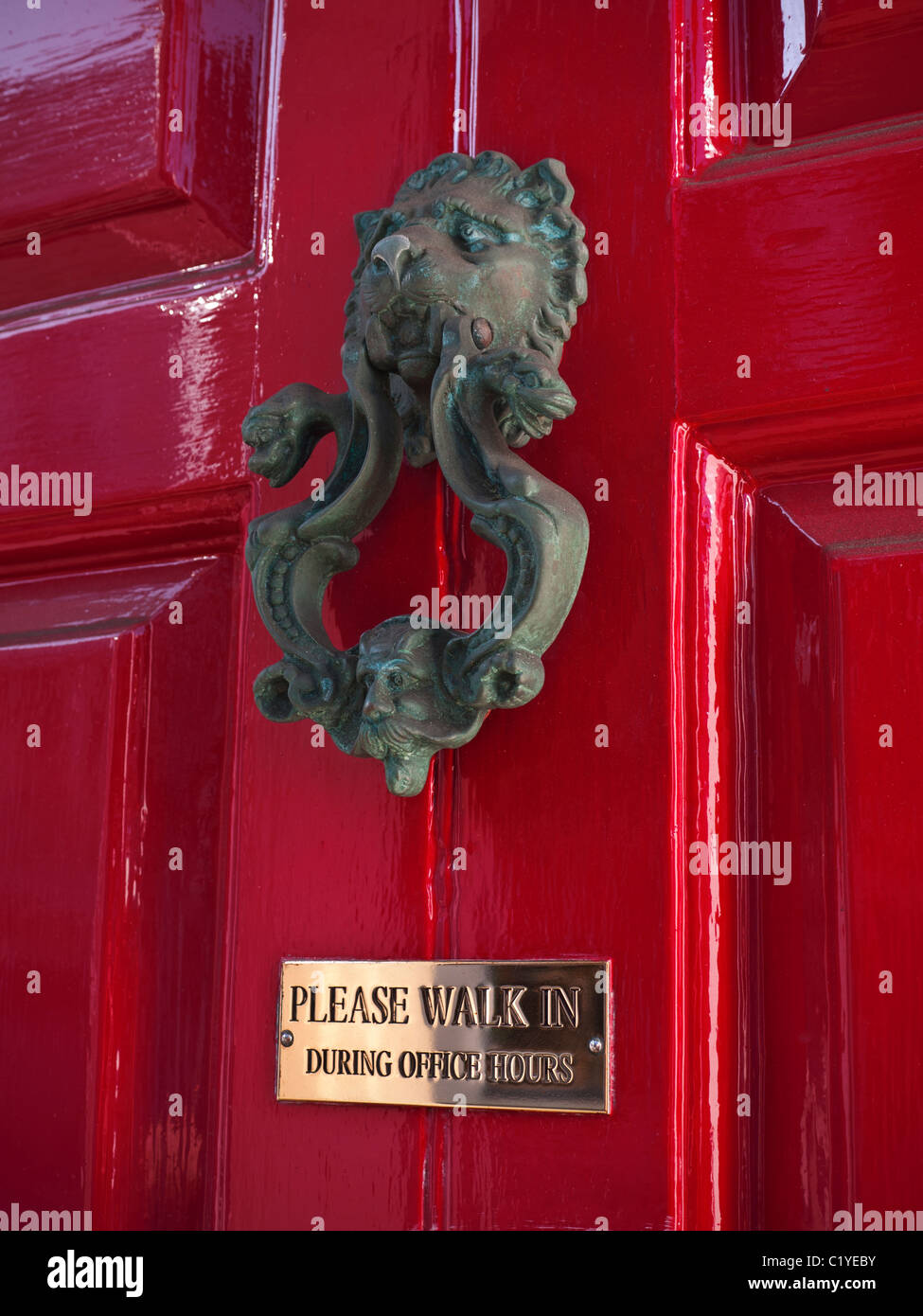 TÜRKLOPFER BÜRO ALTE ROTE GEORGIAN verziertes Tür auf rot Georgian getäfelten Vordertür & Messingtafel lädt Besucher ein, während der Bürozeiten zu Fuß in Stockfoto