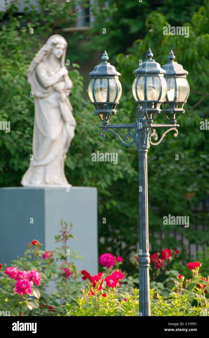 Vintage Laterne und Skulptur einer Frau im Hintergrund. Odessa, Ukraine Stockfoto