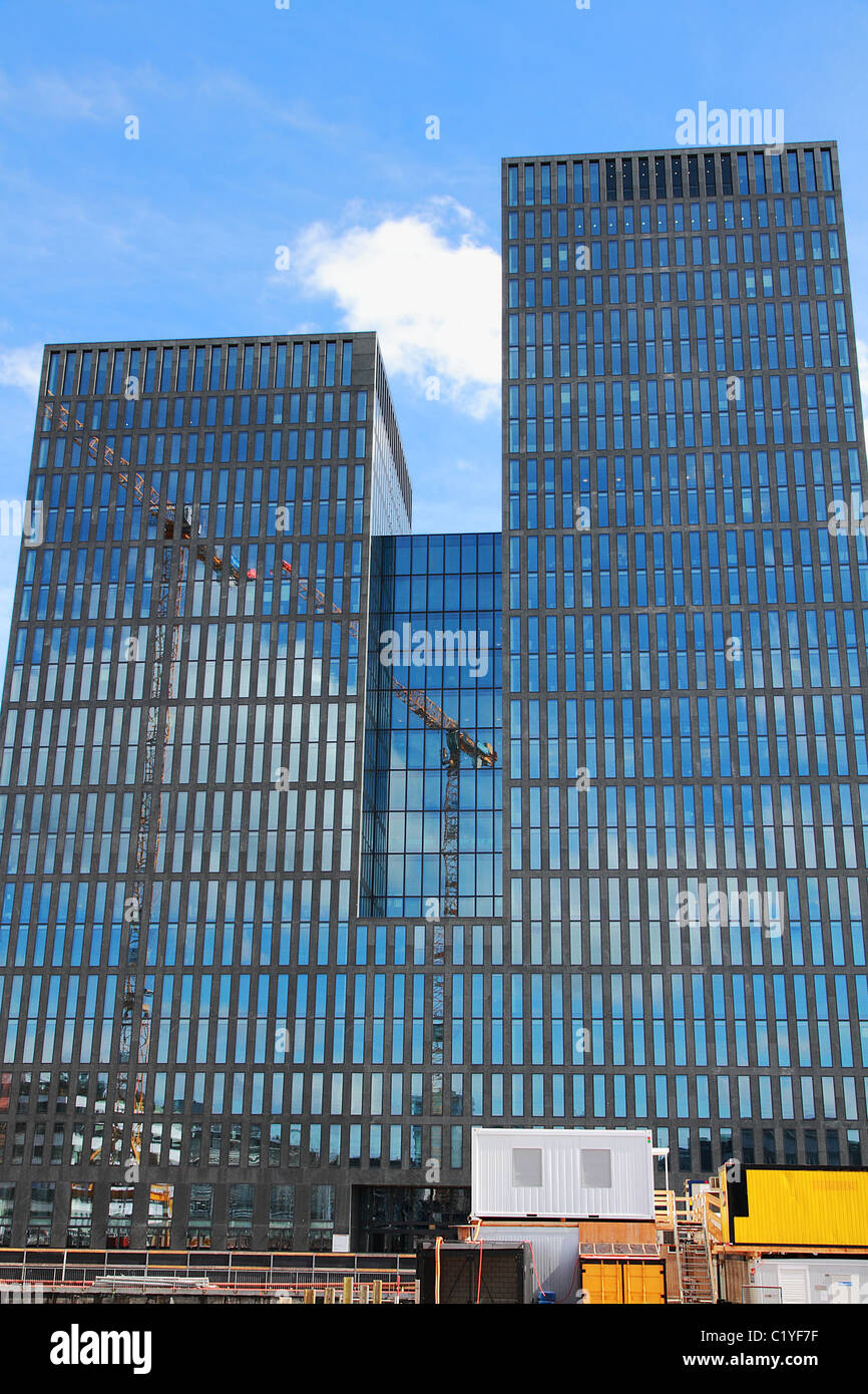 Baukräne, reflektiert in einem brandneuen Wolkenkratzer, "Sunrise Tower 1" Zürich Stockfoto