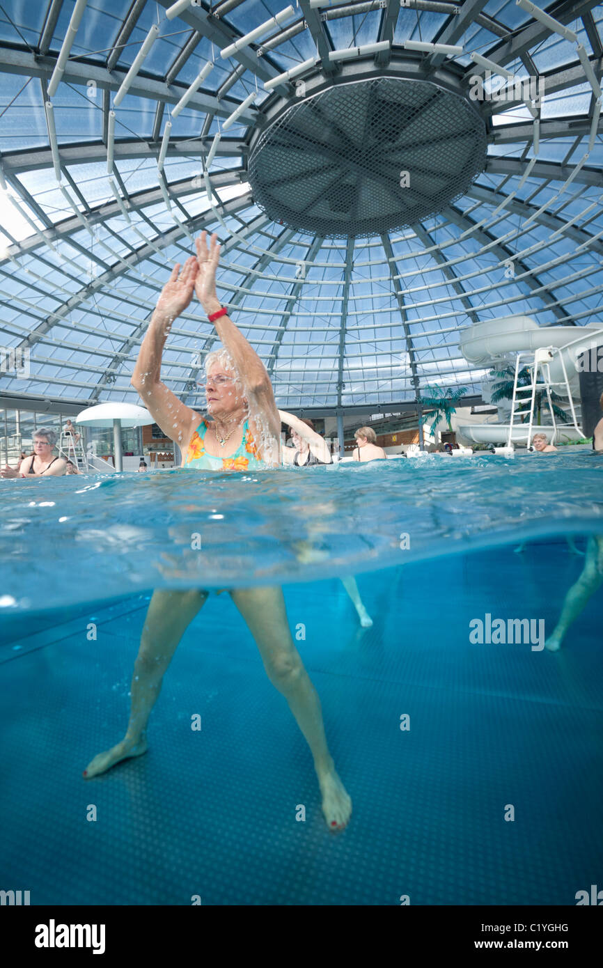 In der Vichy-Schwimmbad eine Wasser-Aerobic für Senioren (Frankreich). Stockfoto