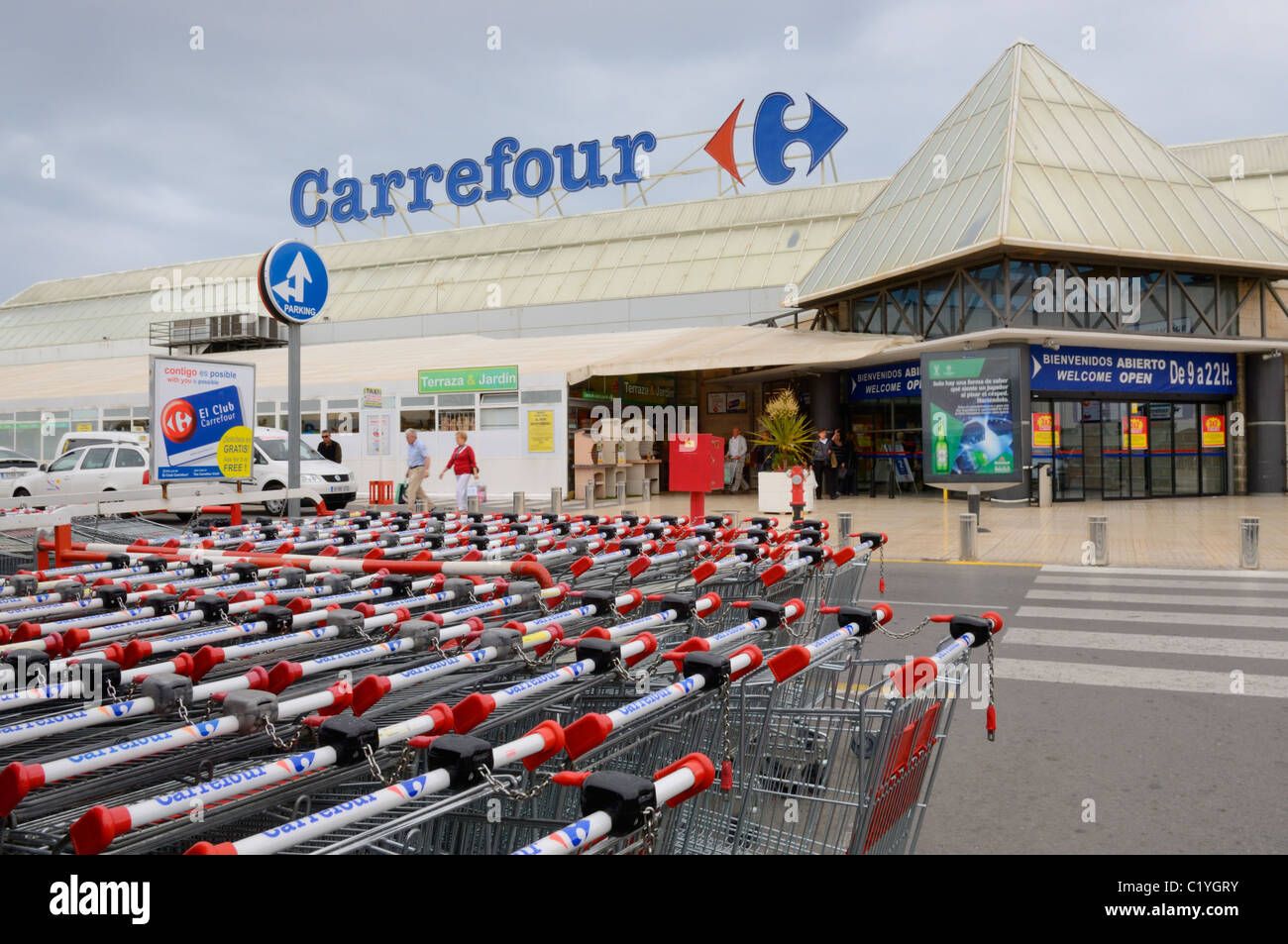 Einkaufswagen in einem Supermarkt in Torrevieja, Alicante, Spanien. Stockfoto