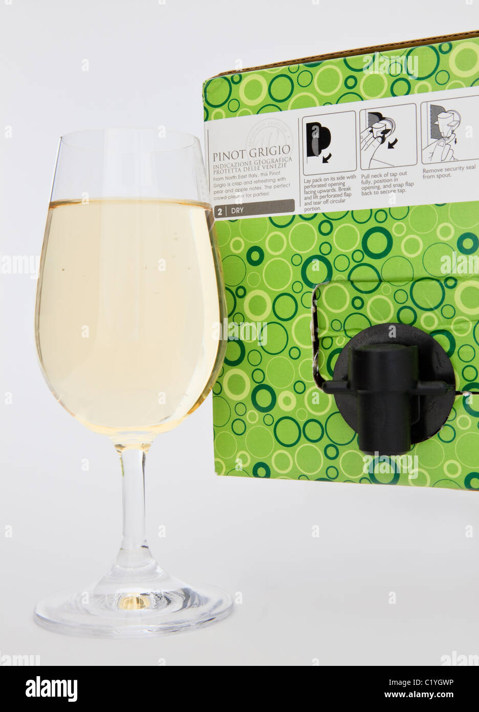 Atelier-Stilleben. Glas Weißwein und eine Schachtel mit Pinot Grigio Wein Stockfoto