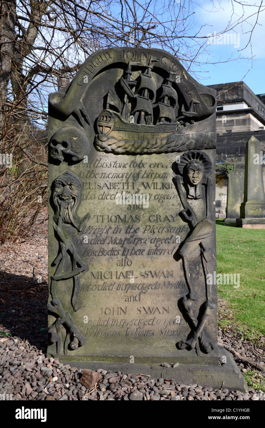 Ein aus dem 18. Jahrhundert Grabstein im alten Calton Burial Ground von Calton Hill in Edinburgh, Schottland, Großbritannien. Stockfoto