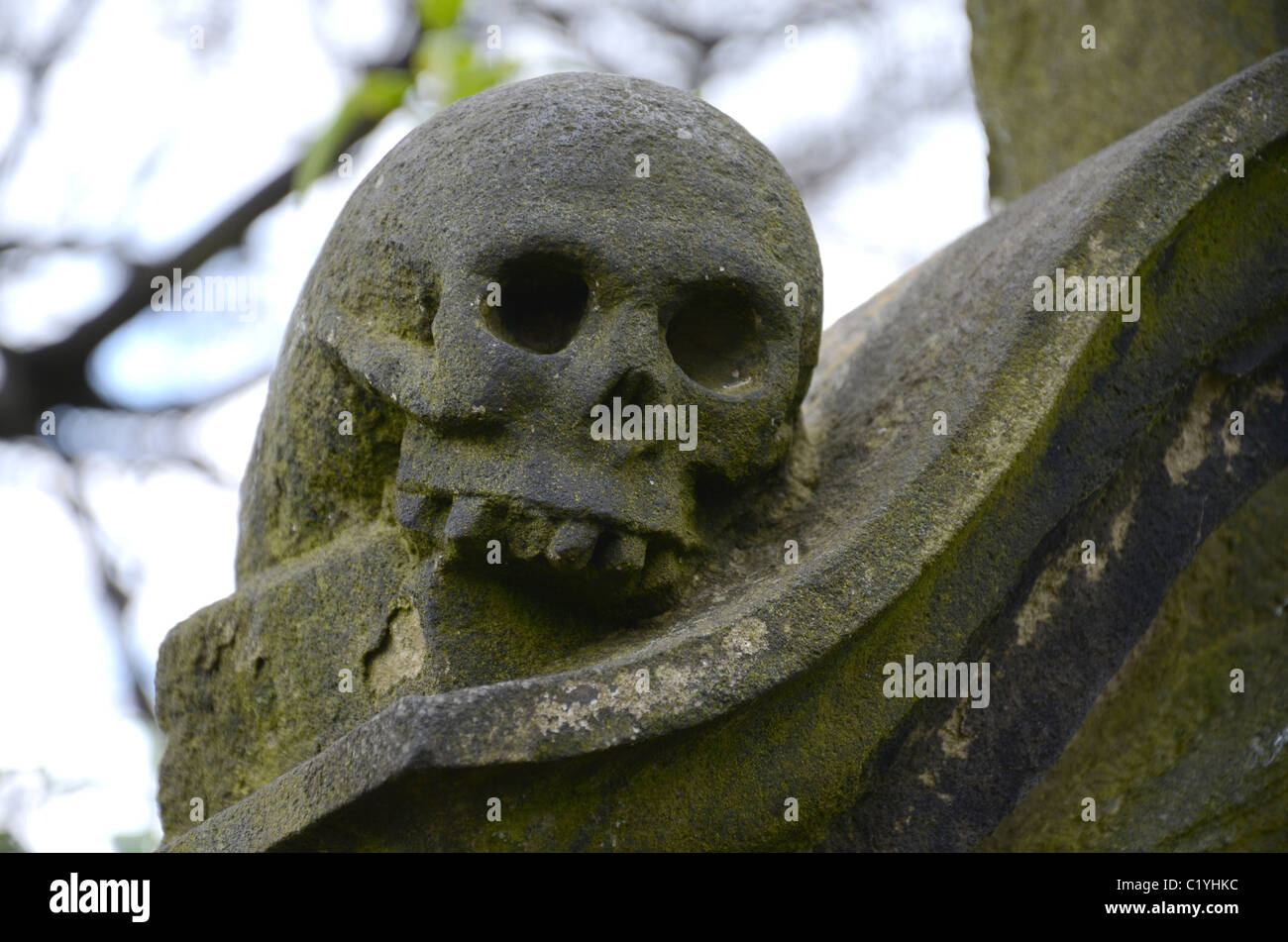 Schädel, Teil von einem Grabstein im alten Calton Burial Ground, Edinburgh, Schottland. Stockfoto